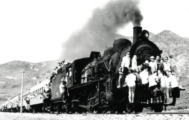 1961년 해운대 청사포 근처를 달리는 피서열차. 출처 부산시립미술관