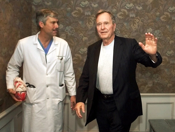 2000년 2월 조지 H.W.부시(아버지 부시) 당시 미국 대통령(오른쪽)이 자신의 치료를 맡았던 심장전문의 마크 호스크넥트와 함께 미 텍사스주 휴스턴의 한 병원을 떠나고 있다.  휴스턴 AP 연합뉴스