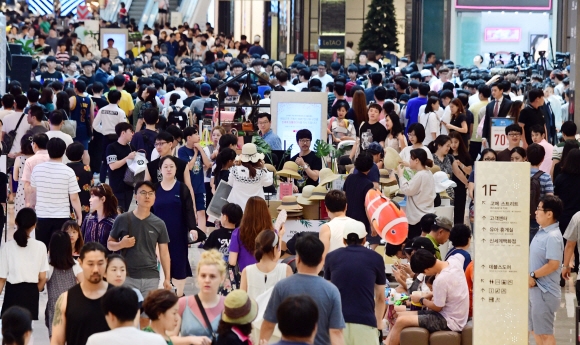 22일 시민들이 냉방 시설이 잘 갖춰진 쇼핑테마파크 스타필드 경기 하남점을 찾아 쇼핑 겸 피서를 즐기고 있는 모습. 정연호 기자 tpgod@seoul.co.kr