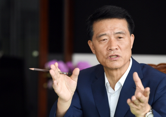 이승로 서울 성북구청장이 22일 구청장실에서 서울신문과 인터뷰를 하며 ‘현장’을 중심으로 하는 구정을 펼치겠다고 밝히고 있다.  박윤슬 기자 seul@seoul.co.kr