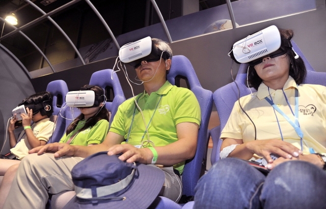 한국암웨이 꿈을 품는 아이들’ 드림 캠프에 참가한 아동들과 한국암웨이 자원봉사단이 VR체험을 하고 있다.