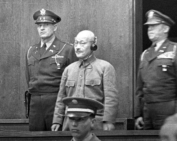 1948년 11월 12일 일본 도쿄에서 열린 극동군사재판(도쿄재판)에서 도조 히데키(東條英機) 전 일본 총리가 판결이 선고되는 것을 듣고 있다. 그는 이 재판의 결과에 따라 교수형을 당했다. 서울신문 DB 