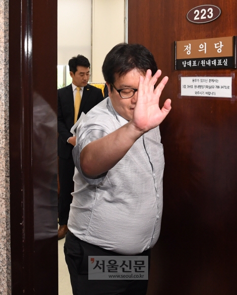 포털 댓글 여론조작 혐의로 수사 중인 ‘드루킹’ 김모씨 측으로부터 정치자금을 수수했다는 의혹 당사자인 정의당 노회찬 의원이 숨진 채 발견된 23일 오전 국회 정의당 사무실에서 당직자들이 황급히 움직이고 있다. 2018.7.23  김명국 선임기자 daunso@seoul.co.kr