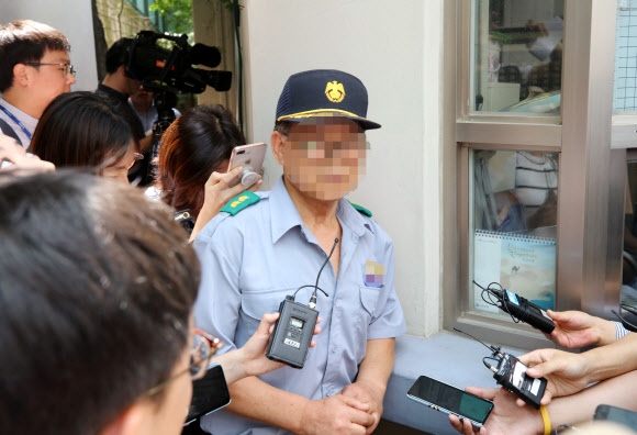 23일 오전 정의당 노회찬 원내대표가 투신 사망한 것으로 알려진 서울 중구 한 아파트에서 노 원내대표를 처음 발견해 경찰에 신고한 경비원이 취재진의 질문에 답하고 있다. 2018.7.23  연합뉴스