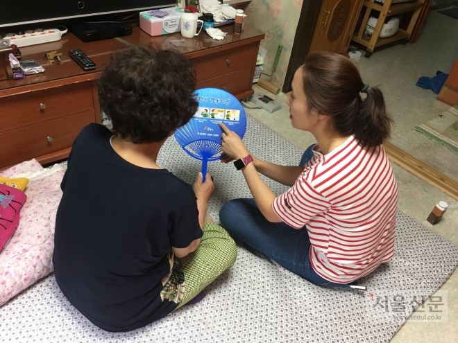 광명시는 건강취약계층의 온열질환에 대비해 가정을 방문해 부채를 배부하고 있다. 광명시 제공