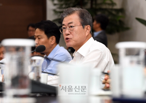 문재인 대통령이 23일 오후 청와대에서 열린 수석 보좌관회의에서 모두발언을 하고 있다. 2018. 7. 23  도준석 기자 pado@seoul.co.kr