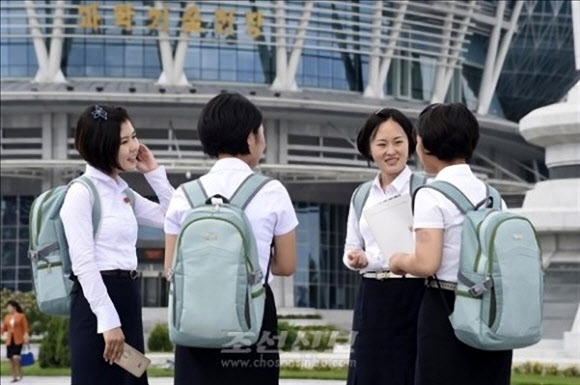 북한 대학생들 유행 아이템 백팩