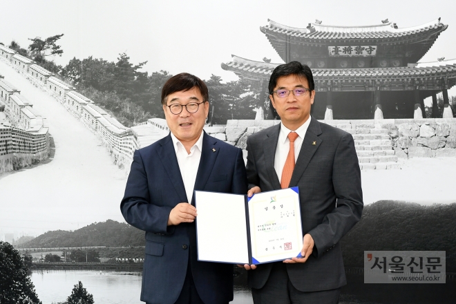 이석범(오른쪽) 광주시 부시장이 신동헌(왼쪽) 시장으로부터 임용장을 받고 기념사진을 찍고있다.(광주시 제공)