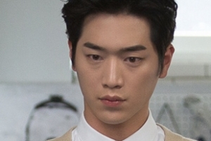 ‘너도 인간이니’ 로봇 서강준 VS 인간 서강준, 폭풍전야 1초 전 스틸