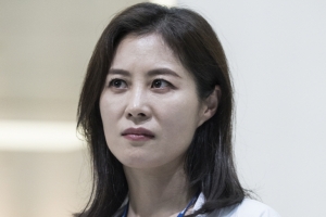 ‘라이프’ 문소리, 최초 여성 신경외과 센터장 “강렬 카리스마”