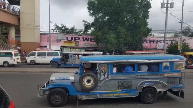 지프니는 필리핀 마닐라 시민들의 발을 대신하는 주요 교통수단이다. 그러나 마닐라 시내의 교통 체증을 심화하는 역할을 한다는 지적도 받고 있다.