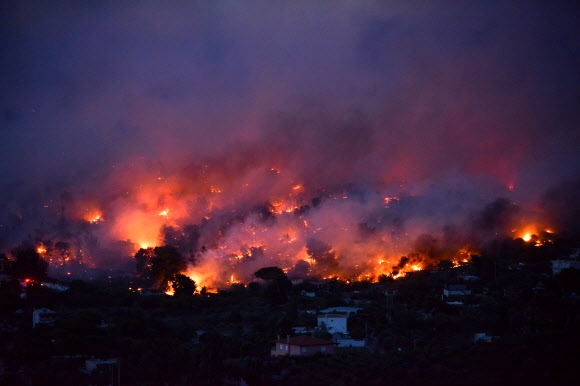 ‘불볕더위’ 그리스 아테네 인근서 대형 산불 발생
