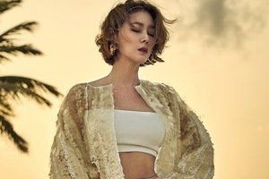 김성령 화보, 이국적 풍경+고혹적 분위기 ‘50대 여배우 저력 과시’