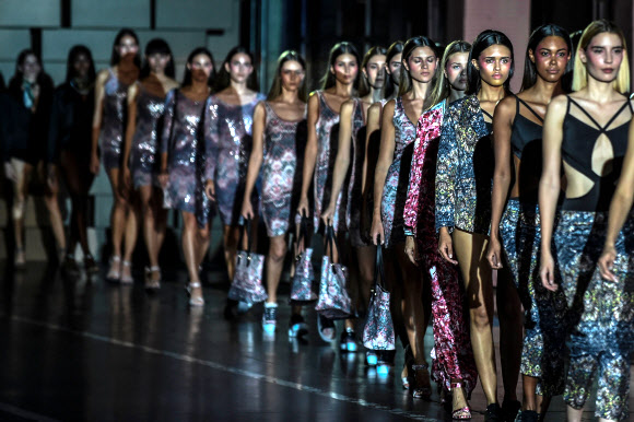 23일(현지시간) 콜롬비아 안티오키아주 메데인에서 열린 ‘콜롬비아 패션위크’에서 스페인 디자이너 쿠스토 바르셀로나의 의상을 입은 모델들이 런웨이를 걷고 있다.<br>AFP 연합뉴스