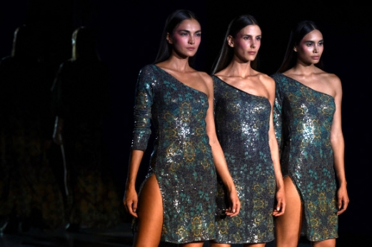 23일(현지시간) 콜롬비아 안티오키아주 메데인에서 열린 ‘콜롬비아 패션위크’에서 스페인 디자이너 쿠스토 바르셀로나의 의상을 입은 모델들이 런웨이를 걷고 있다.<br>AFP 연합뉴스