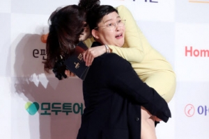 [포토] 이영자, 진행자 번쩍 들어올린 ‘깜짝 팬서비스’