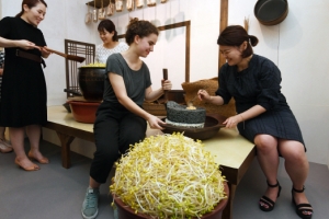 맷돌 갈기 체험하는 프랑스 학생