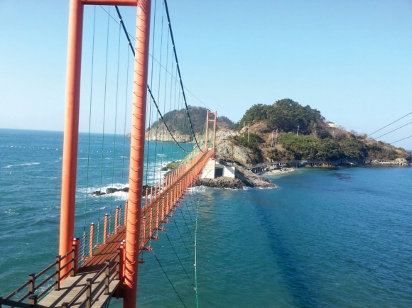 통영시 산양읍 연대·만지도를 잇는 출렁다리