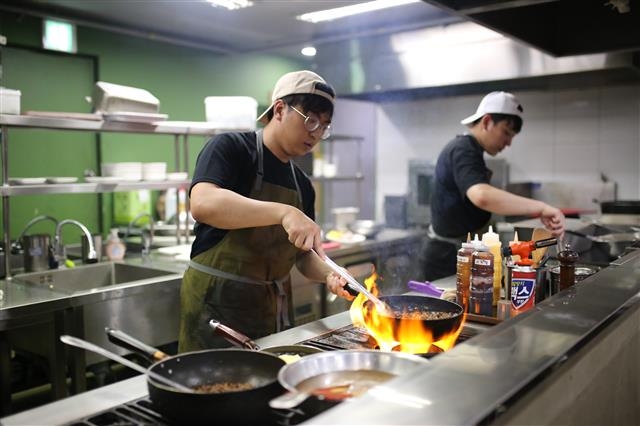 호원대 외식조리학과 3학년 하수식씨가 ‘에이토랑’에서 손님들에게 나갈 음식을 조리하고 있다.  한국농수산식품유통공사(aT) 제공