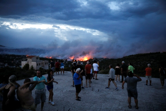 폭염에 대형 산불까지… 그리스 최소 50명 사상  