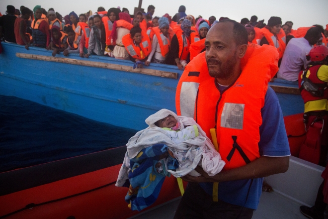 2016년 리비아 해상에서 선박을 타고 지중해를 건너 유럽으로 향하던 난민들이 구조된 모습. 연합뉴스