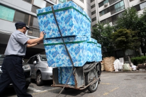 [포토] ‘아이스박스 긴급출동’…폭염에 정전이라니