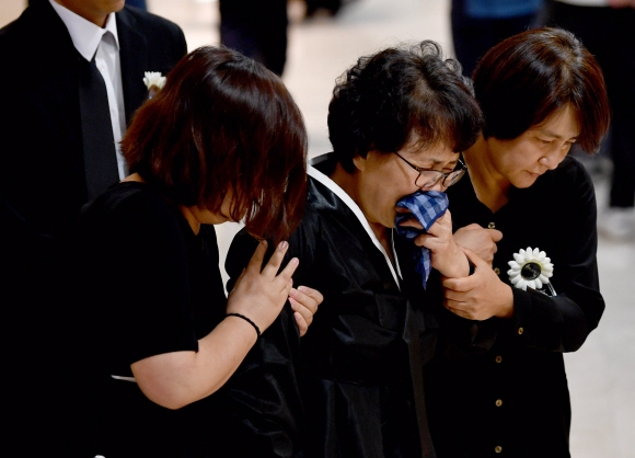 [서울포토] 오열하는 부인