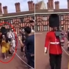 ‘저리비켜!’ 관광객 밀쳐내는 여왕 경비병 논란