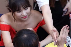 트와이스 미나, 男팬과 하이파이브 하려다 ‘민망’