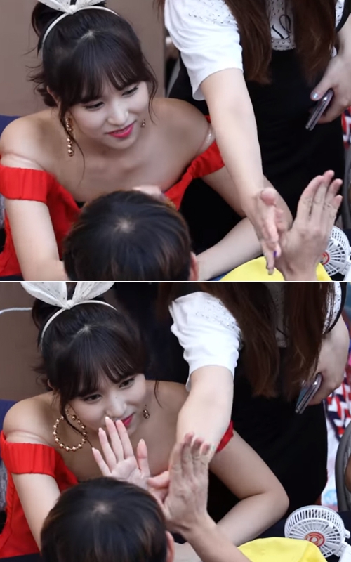 트와이스 미나, 男팬과 하이파이브 하려다 ‘민망’  사진│유튜브 캡처/스포츠서울