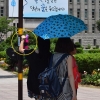 폭염 속 그늘막 쉼터에 등장한 양산의 정체
