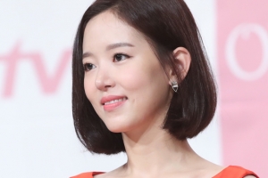 강한나, 연극 관람 비매너 논란 사과 “웃음+브이 포즈 죄송”[전문]