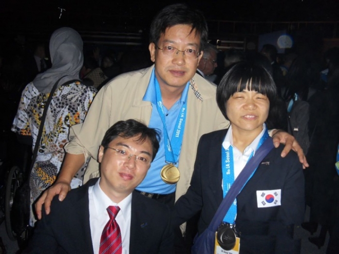 2011년 제8회 서울 국제 장애인 기능 올림픽대회 데이터베이스 부문 금메달을 딴 박정우(앞 왼쪽)과 이수정 선수. 오피스데브 제공