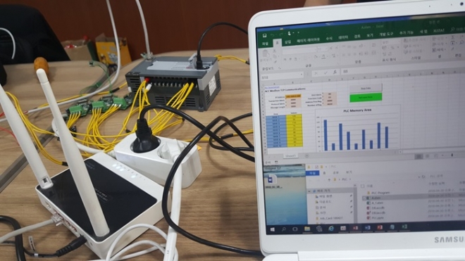 변정한 대표가 개발한 프로그램인 PLC와 스마트팜에 필요한 아날로그 센서를 연결해 실험하는 모습. 오피스데브 제공