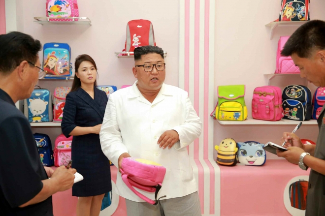 북한 김정은, 원산영예군인가방공장 현지지도