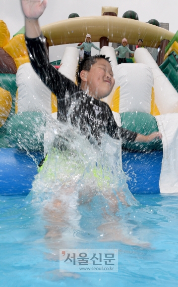 26일 서울광장에서 열린 ‘빗물축제’에서 아이들이 빗물놀이터에서 물놀이를 하며 더위를 식히고 있다. 빗물을 주제로 물놀이, 영화, 콘서트 등을 즐길 수 있는 이번 축제는 오는 28일까지 열린다. 2018.7.26 박지환 기자 popocar@seoul.co.kr