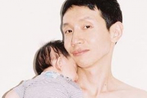 봉태규, 둘째 딸 50일 기념 사진 공개 ‘사랑스러운 아빠 미소’