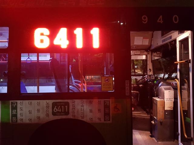 26일 오전 4시 구로동 차고지에서 출발을 기다리는 6411번 첫 차의 모습. 새벽 어스름 속에 ‘6411’이란 숫자가 밝게 빛나고 있다. 유영재 기자 young@seoul.co.kr