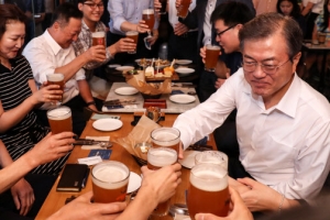 문 대통령, 퇴근길 시민들과 ‘깜짝 만남’…맥주 마시며 고충 들어