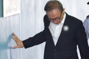 [포토] 오늘도 벽 짚으며 법정으로 향하는 MB