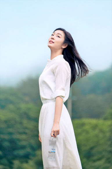 코카-콜라가 지난겨울 2018 평창동계올림픽대회  공식 먹는샘물 ‘강원평창수’의 광고 모델인 ‘피겨여왕’ 김연아의  광고 비하인드 컷을 27일 공개했다. 2018.7.27 <br>코카콜라 제공=연합뉴스