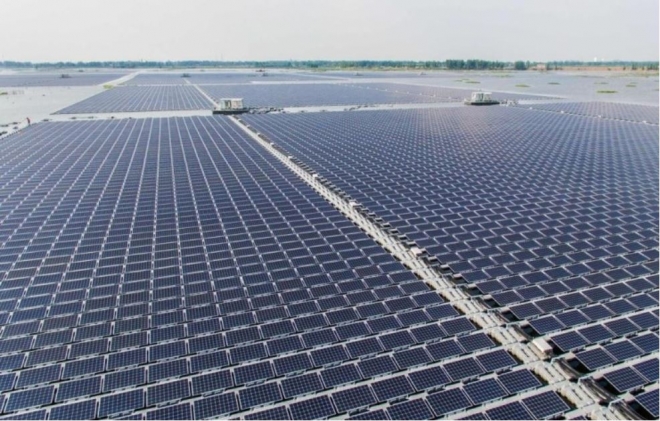 중국 안후이성의 호수 위에 있는 태양광 발전소에는 16만 5000개의 전지가 설치되어 있다. 중국은 태양광 전지를 세울 공간을 절약하기 위해 수면이나 도로 위에 전지를 설치하고 있다. 유튜브 캡처. ※기사 본문과 직접적인 관련 없음.   