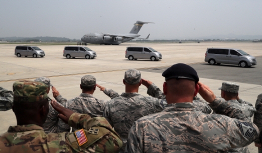 [서울포토] 미군 유해 실은 수송기를 향해 경례하는 미군들