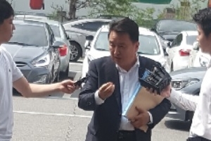 김영환 경찰 출석…“공정하게 수사하면 결론이 날 것”