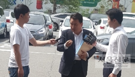 김영환 전 후보가 27일 오전 10시 피고발인 신분으로 조사를 받기위해 경찰에 출석하면서 취재진의 질문에 답을 하고 있다.