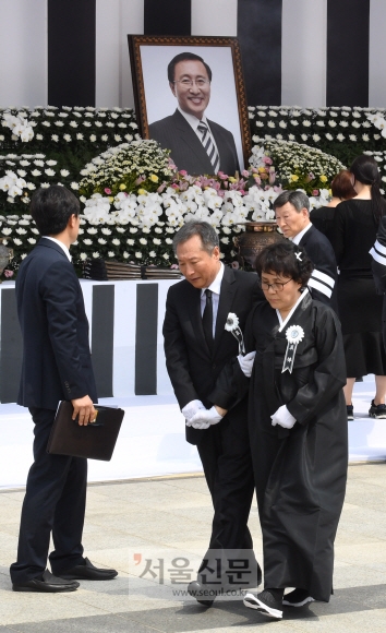 27일 오전 국회에서 열린 고 노회찬 정의당 의원의 영결식에서 김지선 고인의 부인 김지선여사가 헌화 분향후 돌아서고 있다. 2018.7.27. 김명국선임기자 daunso@seoul.co.kr