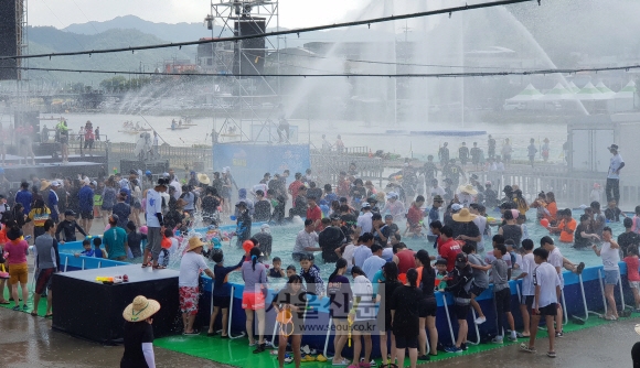 무더위가 ‘싹’     (장흥=연합뉴스) 무더위를 시원하게 날려버릴 국가대표 여름축제인 정남진 장흥물축제가 27일 전남 장흥읍 탐진강 수변공원에서 개막해 관광객들이 더위를 식히고 있다. 8월 2일까지 7일간 펼쳐지는 이번 장흥물축제는 거리퍼레이드인 살수대첩과 지상최대의 물싸움, 새로 도입한 지상최대의 물풍선 싸움, EDM 풀파티까지 다양한 행사가 펼쳐진다. 2018.7.27 [장흥군 제공]      minu21@yna.co.kr/2018-07-27 17:24:40/ <저작권자 ⓒ 1980-2018 ㈜연합뉴스. 무단 전재 재배포 금지.>