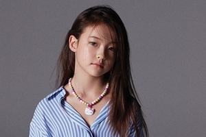 엘라 그로스, 화보서 뽐낸 독보적 인형 미모 “2살 때부터 모델”