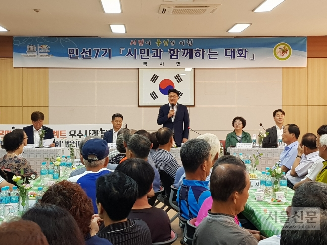 엄태준 이천시장 27일 시민과의 대화 마지막 행사인 백사면 대화에서 인사말을 하고있다. (이천시 제공) 