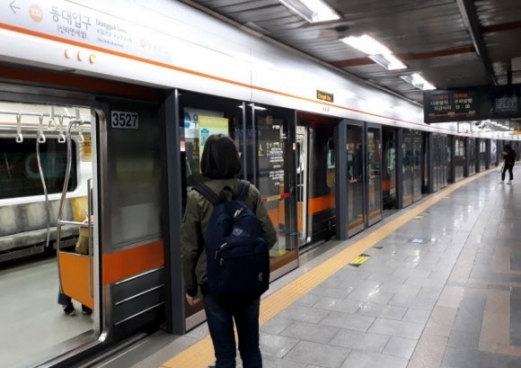서울 지하철역에 승객이 서 있다. 연합뉴스 자료사진